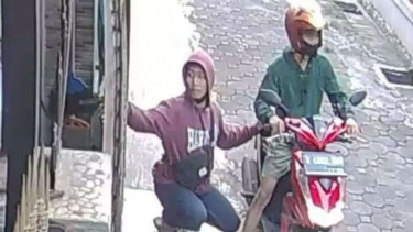 Pelaku curanmor berusaha membobolan pagar rumah warga