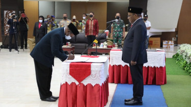 Wamendagri John Wempi wetipo pada Rapat Pleno dalam rangka Pengambilan Sumpah/Janji dan Pelantikan Anggota MRP Provinsi Papua Sisa Masa Jabatan Tahun 2017-2022.