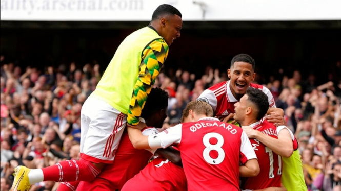 Para pemain Arsenal merayakan gol