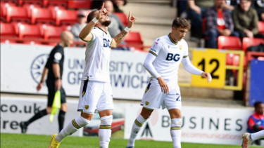 Para pemain Oxford United merayakan gol. 