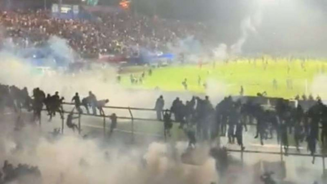 Laga Arema FC vs Persebaya berakhir ricuh di Stadion Kanjuruhan Malang.