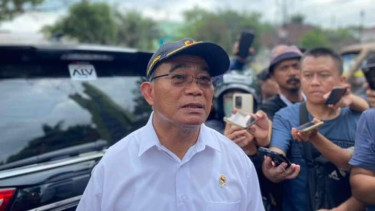Menko PMK Muhadjir Effendy melihat langsung bekas kerusuhan dalam Tragedi Kanjuruhan.