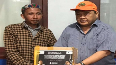 Politikus Golkar Ridwan Hisjam mengunjungi keluarga korban tragedi Kanjuruhan