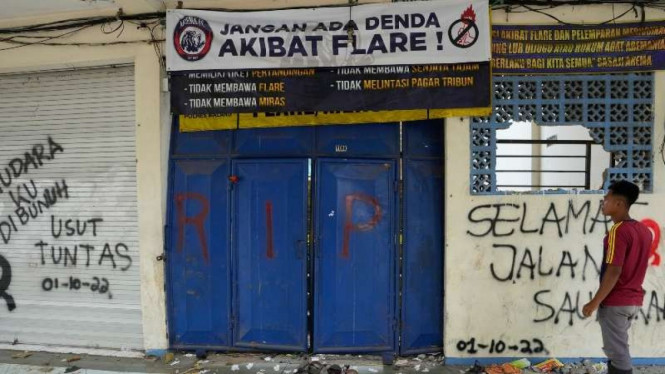 Coretan saudaraku dibunuh di salah satu pintu masuk Stadion Kanjuruhan rusak