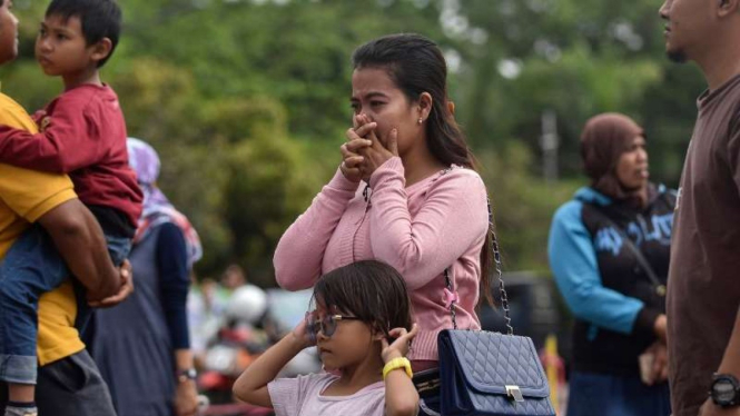 Warga bersedih dan memanjatkan doa di depan Stadion Kanjuruhan, Malang