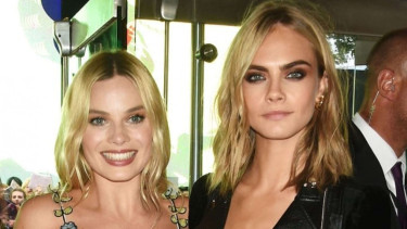 Margot Robbie dan Cara Delevingne 
