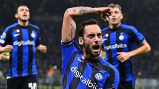 Selebrasi Hakan Calhanoglu usai bobol gawang Barcelona