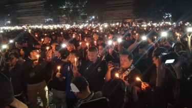 Ribuan suporter berkumpul di Mandala Krida gelar Salat Gaib dan doa bersama