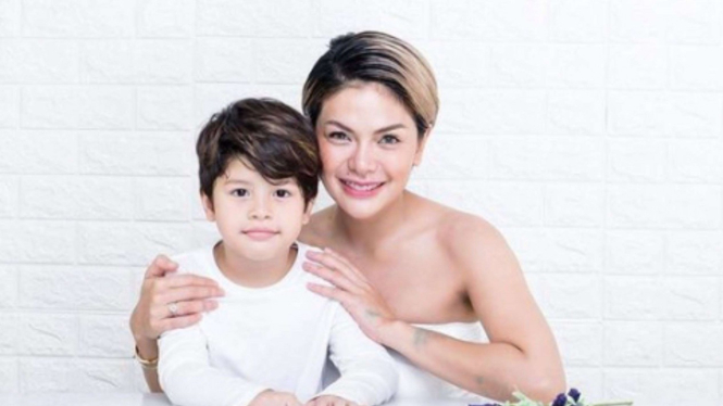 Nikita Mirzani dan anaknya, Arkana