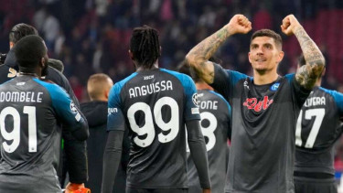 Pemain Napoli rayakan gol.