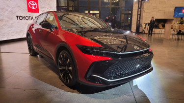 MobilbToyota Crown terbaru