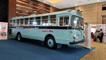 Ilustrasi gambar bus klasik di pameran busworld