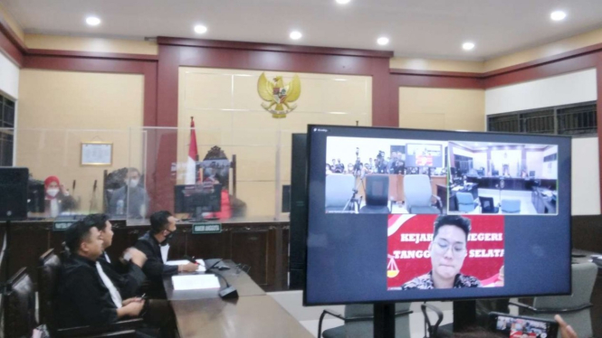 Indra Kenz jalani sidang kasus investasi bodong, di PN Tangerang.