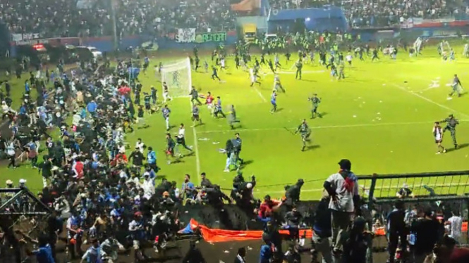 Suporter Arema FC kena Tendangan Kungfu Anggota TNI
