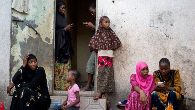 Gambaran keluarga penduduk Gambia, para perempuan dan anak