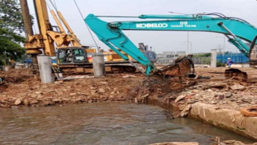 Penanganan banjir di Tol Pondok Aren-Serpong.