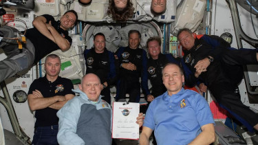 Astronot NASA AS dan Kosmonot dari Roscosmos Rusia.