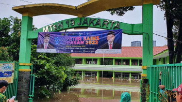Tembok MTsN 19 Pondok Labu roboh akibat diterjang banjir