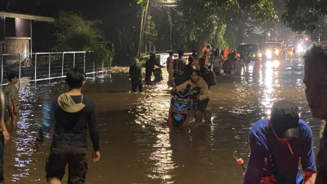 Banjir di Jalan Mutiara Raya, Kemang, Jakarta Selatan.