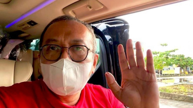 Mantan Dirut PT Liga Indonesia Baru Akhmad Hadian Lukita di dalam Toyota Alphard