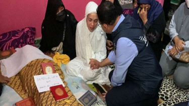 Gubernur DKI Jakarta Anies Baswedan melayat korban tembok roboh MtsN 19.