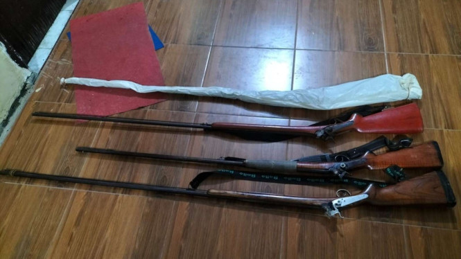 Petugas sita barang bukti perburuan rusa di Sumbar.