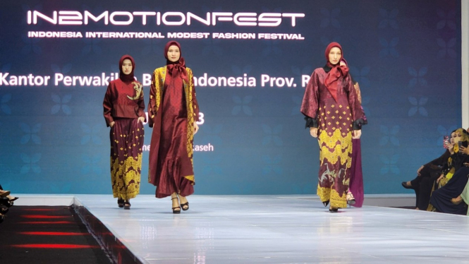 Peragaan busana kain adat modest di ISEF 2022.
