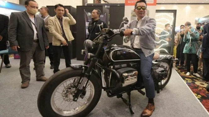Ridwan Kamil bersama motor listrik RKG 5000