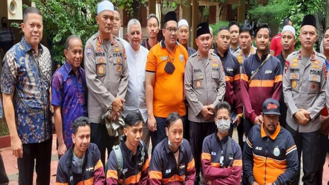 Polda Metro Jaya dan Jakmania gelar salat gaib untuk korban tragedi Kanjuruhan.