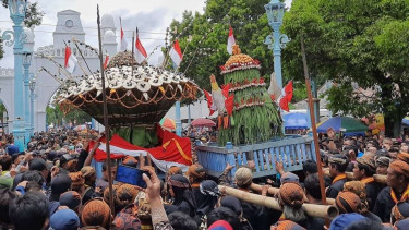 Grebeg Maulud digelar Keraton Solo.