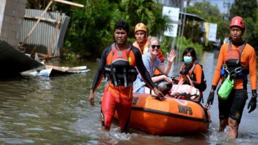 Tim SAR mengevakuasi wisman menggunakan perahu karet saat terjebak banjir