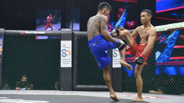 Bagus Kurniawan (kiri) Vs Bagas Trianto di Fight Night 63 One Pride MMA ANTV