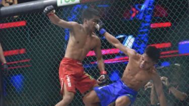 Lipin Sitorus (kiri) Vs Antoni Tambunan di Fight Night 63 One Pride MMA ANTV