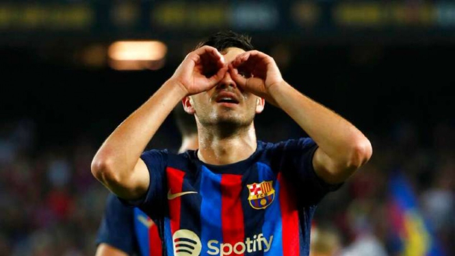 Pemain Barcelona, Pedri rayakan gol.