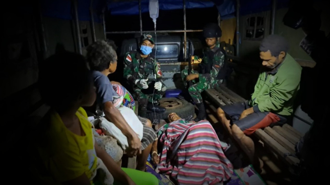 VIVA Militer: Pasukan Satgas Yonif 725/Woroagi selamatkan nyawa Marius.