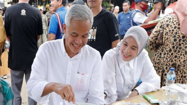 Gubernur Jawa Tengah Ganjar Pranowo dan istri