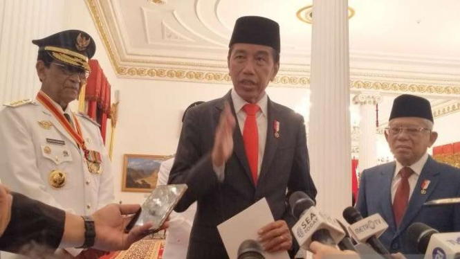 Presiden Joko Widodo didampingi Wakil Presiden RI Maruf Amin dan Gubernur Daerah Istimewa Yogyakarta Sri Sultan Hamengku Buwono X memberikan keterangan kepada awak media di Istana Negara, Jakarta, Senin, 10 Oktober 2022.
