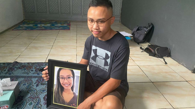 Keluarga korban penembakan WNI di Texas menunjukan foto Novita Kurnia Putri 