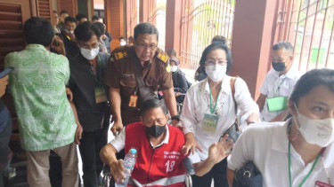 Terdakwa kasus perkosaan Ignatius Soembodo (duduk di kursi roda) di PN Surabaya.