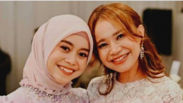 Lesti Kejora bersama Rossa