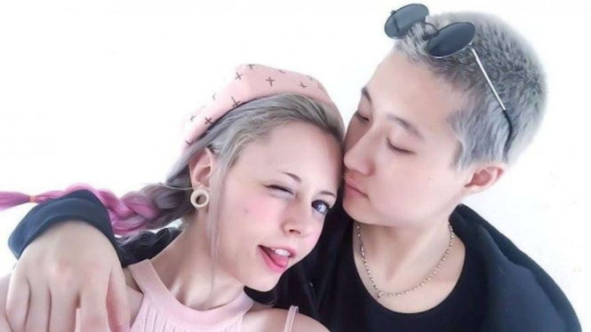 Putri Jackie Chan dengan istrinya.