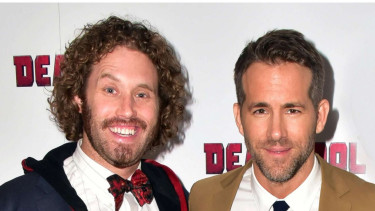 T J Miller dan Ryan Reynolds