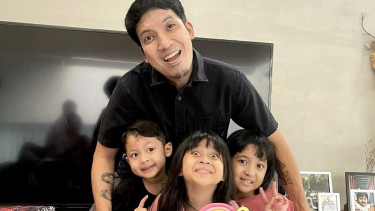 Desta dan ketiga buah hatinya.