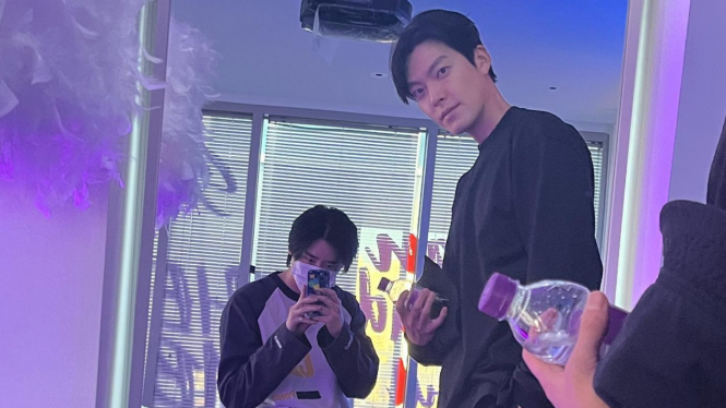 Lee Jong Suk pamer foto bareng Kim Woo Bin