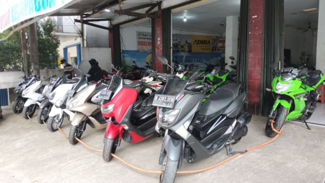 Sepeda motor bekas di showroom sukses motor Kelapa Dua