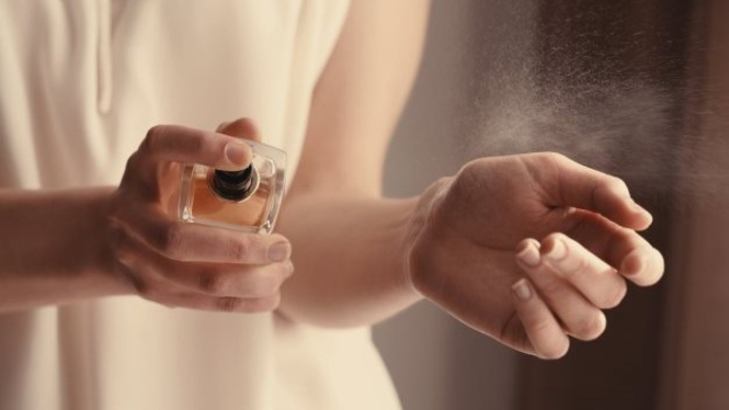 Memakai parfum