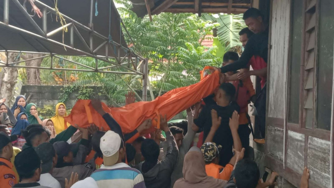 Evakuasi Korban Banjir Bandang di Dompu NTB