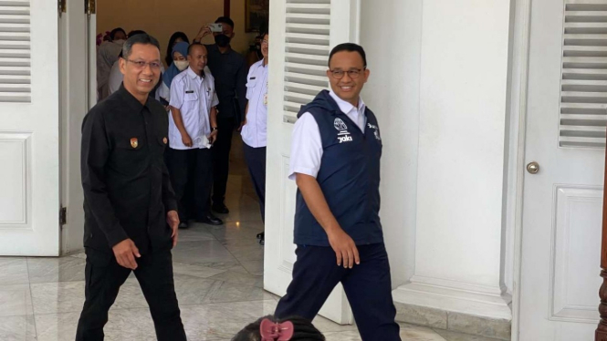Gubernur DKI Jakarta Anies Baswedan menjamu Penjabat Gubernur (Pj) DKI Heru Budi Hartono di Balai Kota DKI, Jakarta Pusat, Rabu, 12 Oktober 2022.