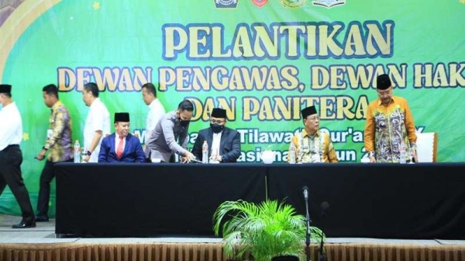 Menteri Agama, Yaqut Cholil Qoumas, melantik dewan pengawas MTQ Nasional ke-29.