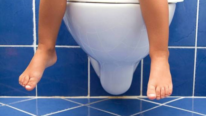 Ilustrasi orang tua ajarkan anak toilet training